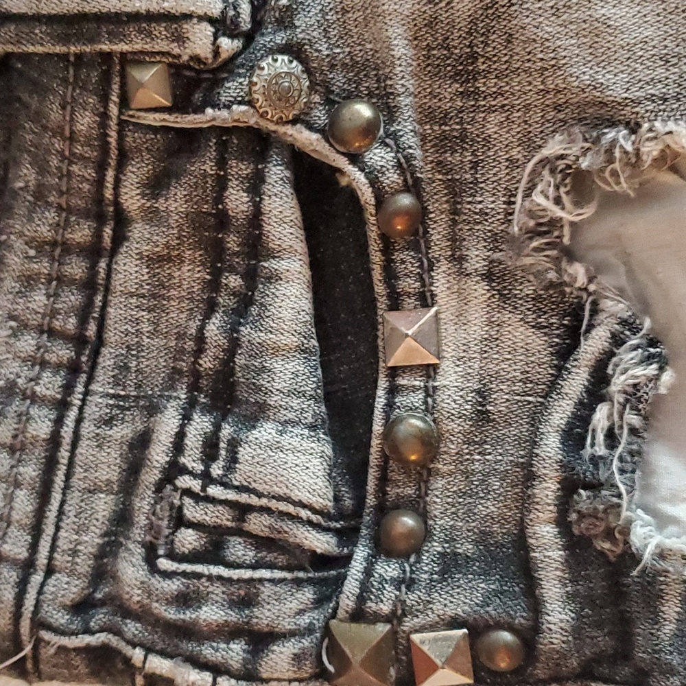 SUPERRRR CUTE distressed shorts😍 - Picture 5 of 7